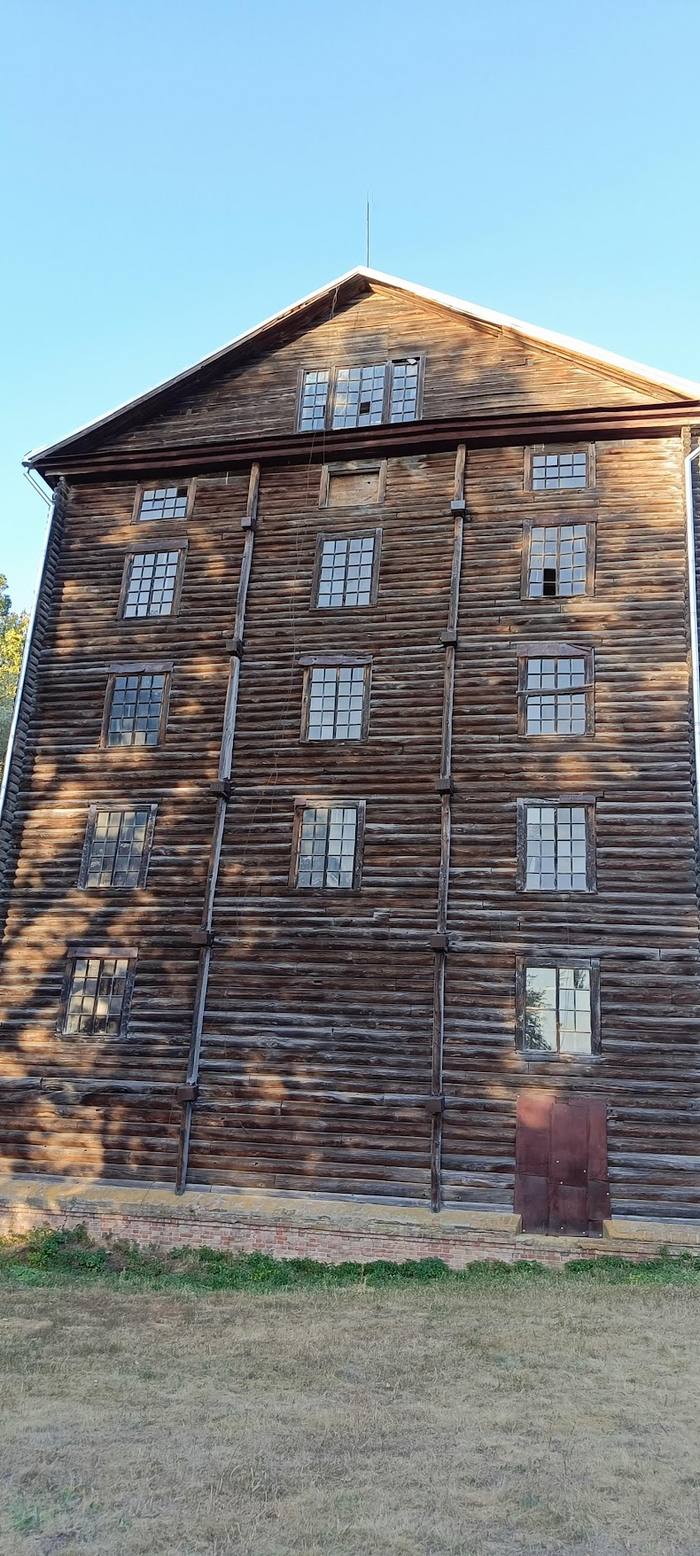 Вид сзаду... Большинство стёкол ещё целы.