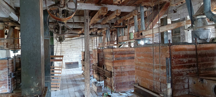 Старые и очень старые механизмы, оборудования. Это наверно сита, они подвешены на тросах и "запитывались" энергией от вала. Тряслись.