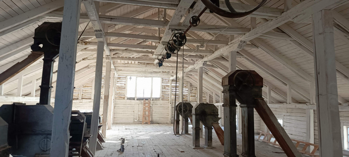 Вон под потолком распределительный вал (не знаю как на самом деле называется).