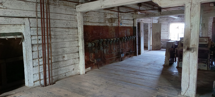 Пульт управления? Вон приспособили металлический щит, чтоб не загорелось чего...