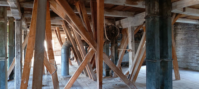 Вот эти вот "брусья" - это не полнотелые балки и распорки, это лотки по которым зерно поступало на жернова