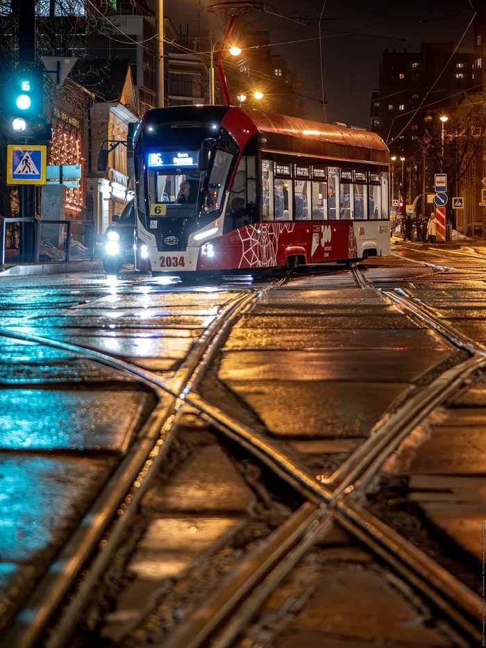 ХХ - Моё, Пермь, Трамвай, Общественный транспорт, Фотография, Ночной город, Ночь, Дождь, Рельсы