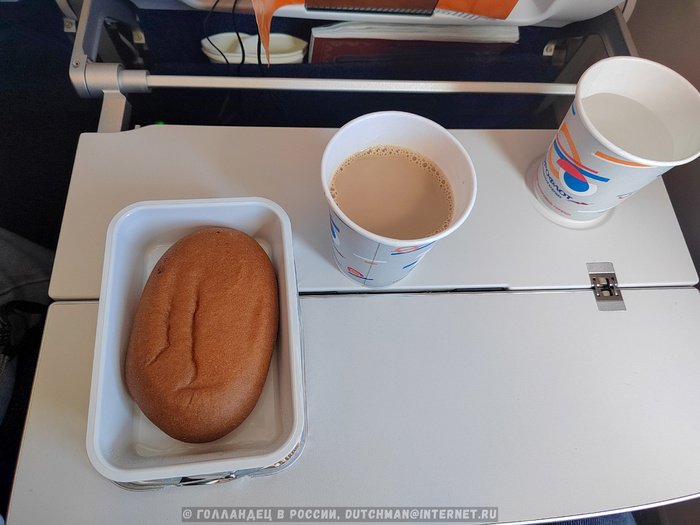 Пирожок с напитками как перекус до момента того, как приеду домой и быстренько варю пельмени. Фото: Голландец в России