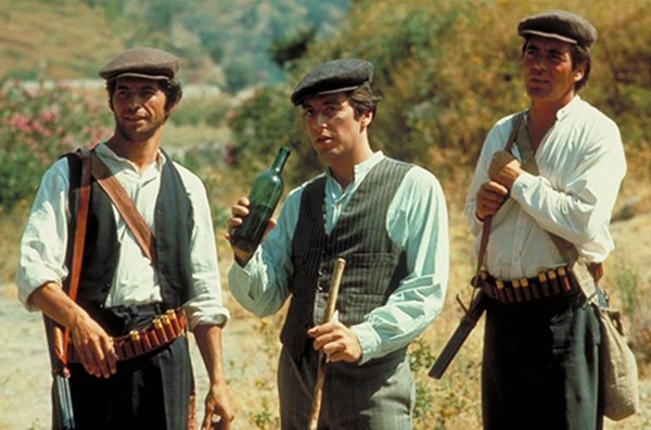 Изначально коза ностра на Сицилии и её аналоги на континенте специализировались на охране прибыльных в XIX столетии апельсиново-лимонных плантаций