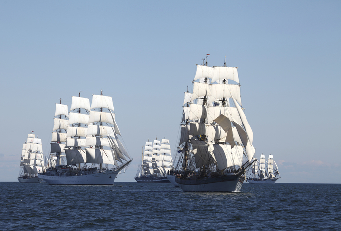 Часть участников в море под парусами