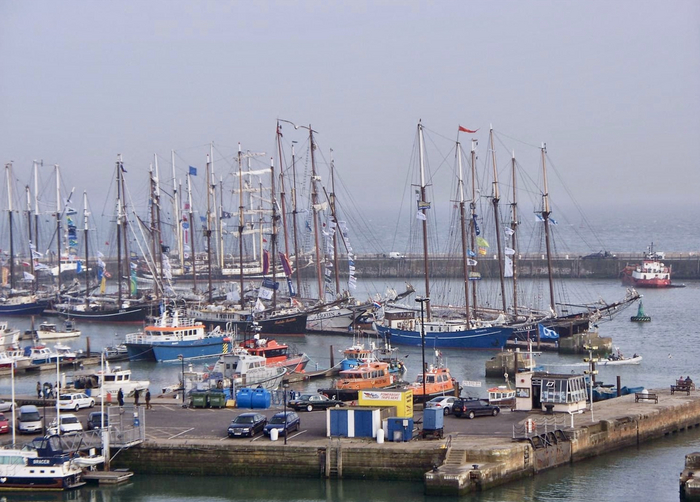 И у берега. Как видите не все корабли большие