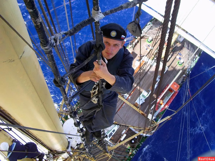 Крузенштерн, работа на высоте. Можете представить с какой высоты пришлось падать пострадавшей. А еще можете представить это место в шторм