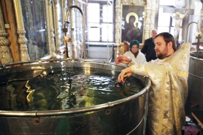 Сотрудник «Сбера» пресёк хакерскую атаку, утопив сервер в святой воде - Моё, Сбербанк, Банк, Хакеры, Религия, Святая вода, Православие, ИА Панорама