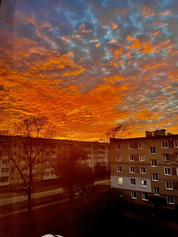 Осенний закат, отраженный в облаках - Моё, Закат, Провинция, Фотография, iPhone, Художник, Красивый вид, Солнце, Небо, Длиннопост