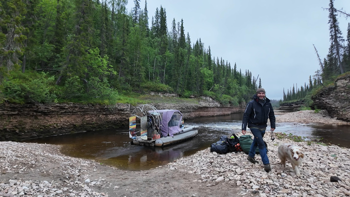 Выгрузили вещи и пошли выбирать место под палатку