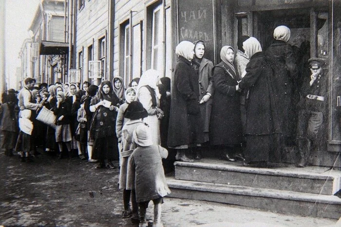 Kiosks are being burned in Tula - История России, History, Local history, 1917, Queue, Tail, A crisis, Caretaker government, Tula, Advertising, Cabinets, Poster, Robbery, Damage to property