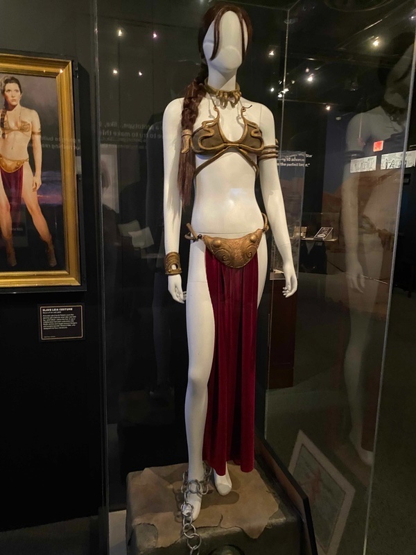 На выставке в Музее Рейгана были представлены реквизит и костюмы из ранних фильмов. (фото: Д. Дэй)