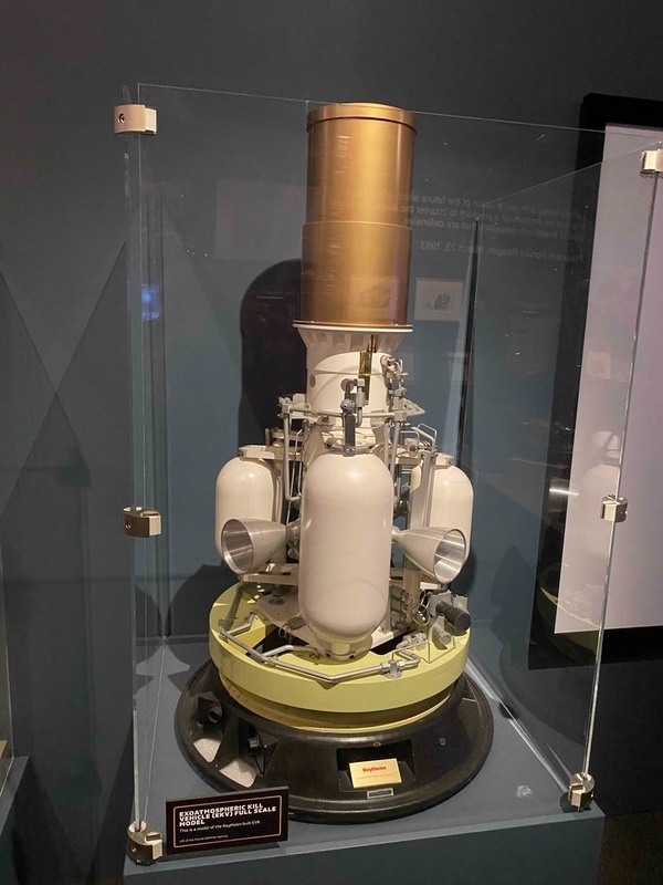 Макет перехватчика, который в настоящее время используется в системе противоракетной обороны США, базирующейся в Калифорнии и на Аляске. (фото: Д. Дэй)