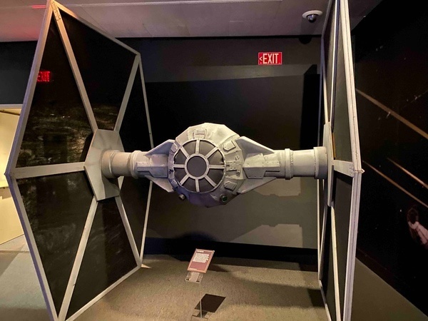 Посетители выставки «Звёздные войны/SDI» подошли к модели истребителя T.I.E. (фото: Д. Дэй