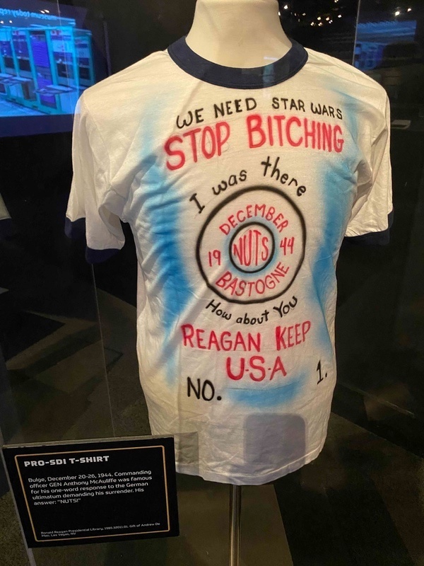 Самодельная футболка, созданная сторонником SDI. (фото: Д. Дэй)