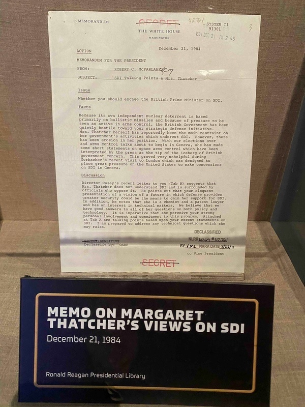 После того как Рейган объявил о программе СОИ в марте 1983 года, премьер-министр Великобритании Маргарет Тэтчер публично поддержала эту программу отчасти для того, чтобы сохранить доступ к американским технологиям. (фото: Д. Дэй)