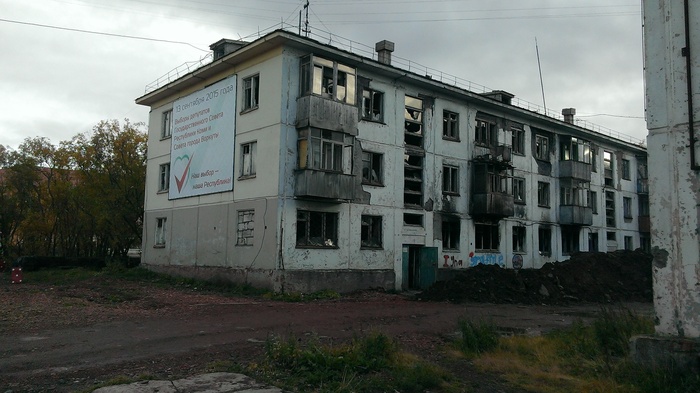 Прошлогодний плакат выборов. На уже нежилом доме.