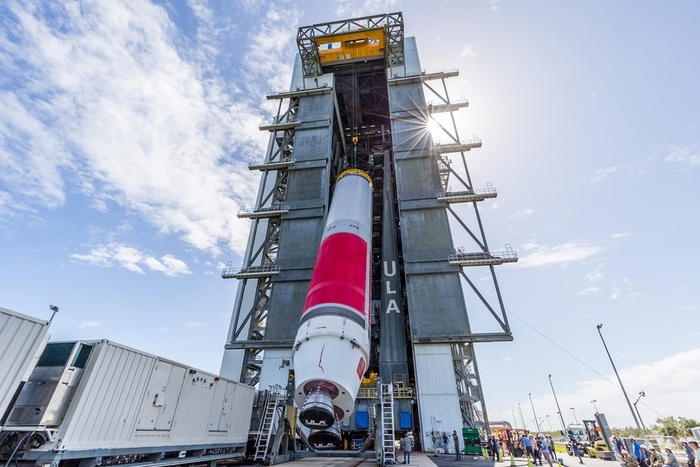 Первая ступень третьей ракеты Vulcan компании ULA окрашена в другой цвет, чем в первых двух миссиях: сплошной красный цвет вместо красного пламени. Источник: United Launch Alliance