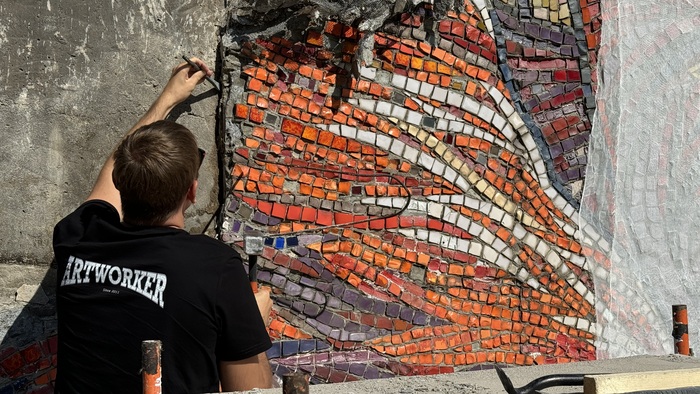 Процесс демонтажа мозаики