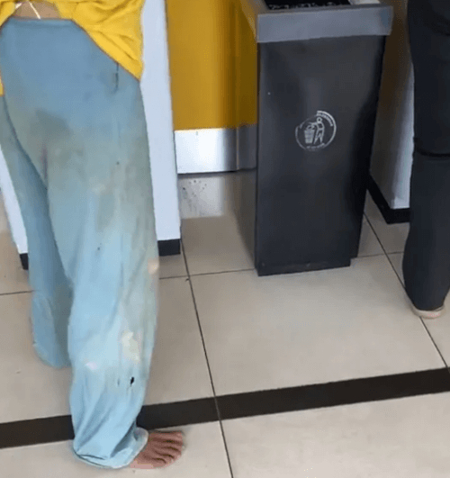 The worker took off his dirty boots to avoid dirtying the floor in front of the ATM. - Migrants, Respect, Upbringing, Behavior, Workers, Longpost