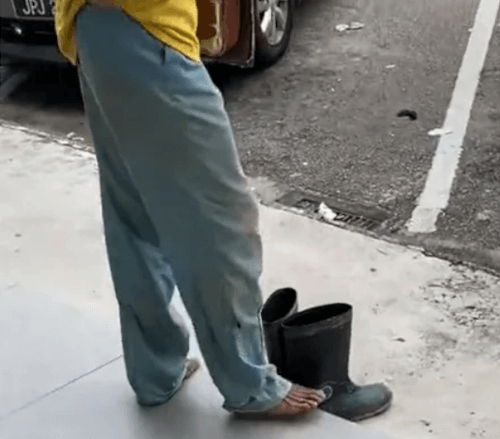 The worker took off his dirty boots to avoid dirtying the floor in front of the ATM. - Migrants, Respect, Upbringing, Behavior, Workers, Longpost