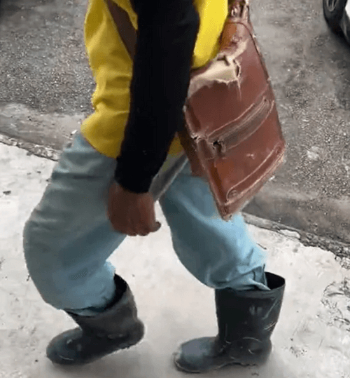 The worker took off his dirty boots to avoid dirtying the floor in front of the ATM. - Migrants, Respect, Upbringing, Behavior, Workers, Longpost