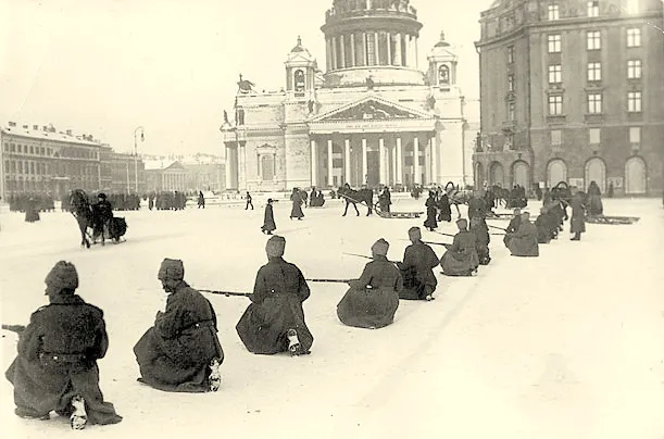 Солдаты, лояльные большевикам, занимают позиции около Зимнего дворца . Фото 25 октября 1917 года .