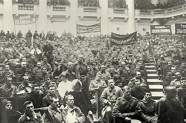 I-ый съезд солдатских депутатов в Петрограде . Видны плакаты : " Война до победного конца ! " , " Долой Ленина и К ! " , " Пересмотр Закона о пенсиях " . Всех этих депутатов большевики успешно кинут , впоследствии расправившись . Фото : июль 1917 года .