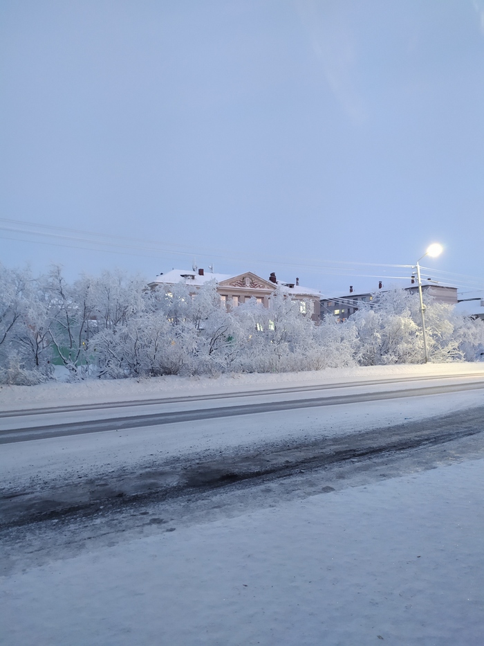 Школа по ул. Суворова. Одно из немногих сохранившихся красивых зданий в этом районе. Еще, пожалуй здание радиоцентра.