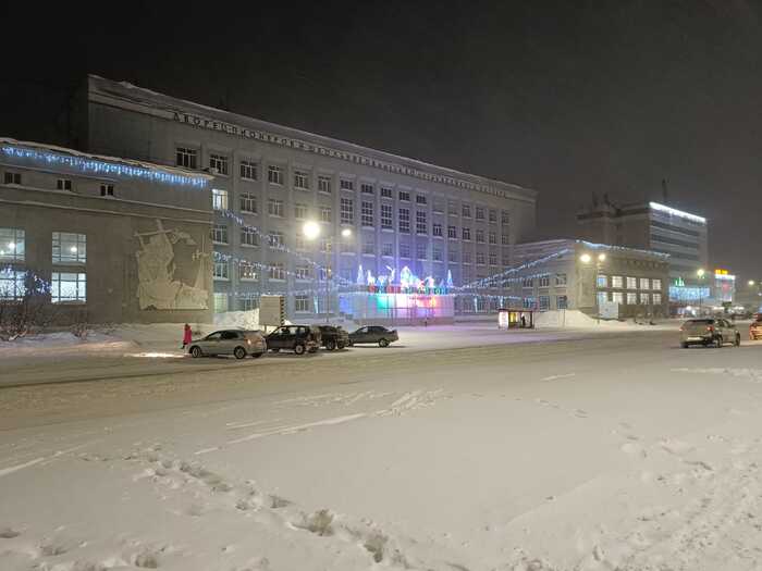 Дворец творчества детей и молодежи, украшенный к Новому году. Раньше еще ставили восхитительного снеговика из преисподни с горящими глазами, но чем-то он не угодил, видимо.