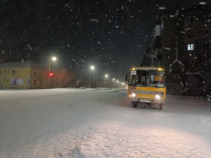 Рабочий автобус, но общественные такие же, только белого цвета. Фото 2023 года, но реклама на доме слева висит до сих пор. Впервые я ее увидела в 2016. Постоянство в некоторых вещах поражает.