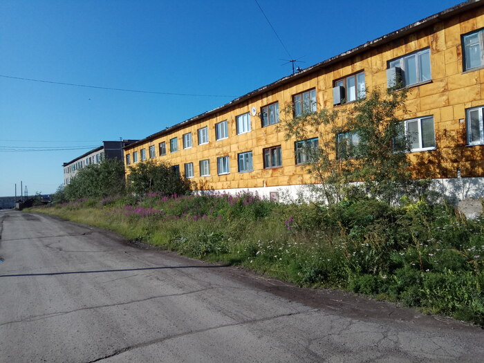 Район с двухэтажными и трехэтажными домами. Часть уже разселена или заброшена. Часть вполне живо и бодро выглядит. Если идти по дороге то выйдешь к гаражам, а затем в бескрайнюю тундру. Хотя, тут везде тундра.