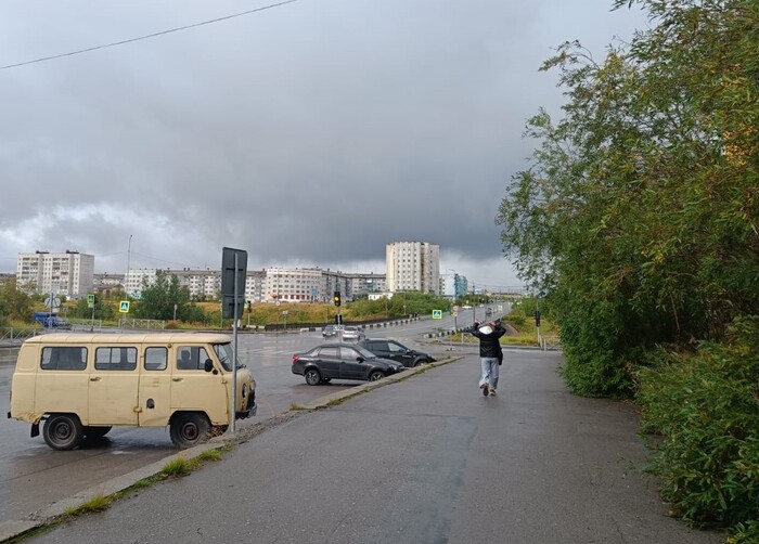 Видны "высотки", закругленные дома.