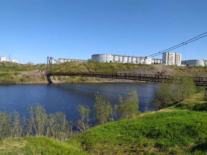 Мост через р.Воркуту. Постоянно разбираемый шашлычниками и детворой, но заботливо "реконструируемый" другими жителями.