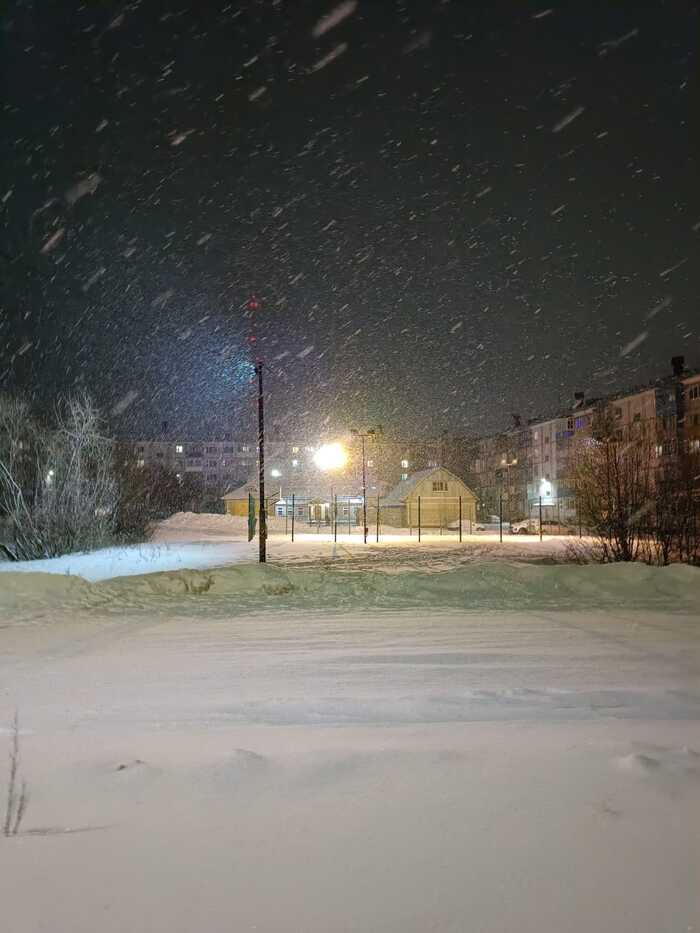 Молитвенный дом. На переднем плане баскетбольная площадка, популярна среди местной детворы.