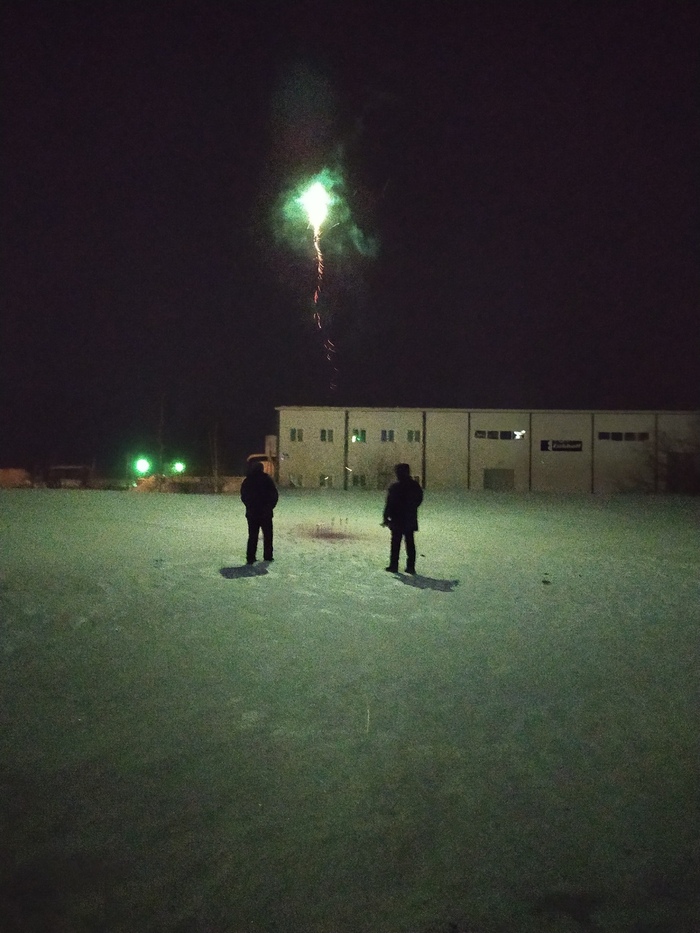 Преимущество жизни на краю города - пару минут и рядом нет жилых зданий, можно запустить пару фейрверков на Новый год. У себя в Москве никогда их не запускала, именно из-за плотности застроек.