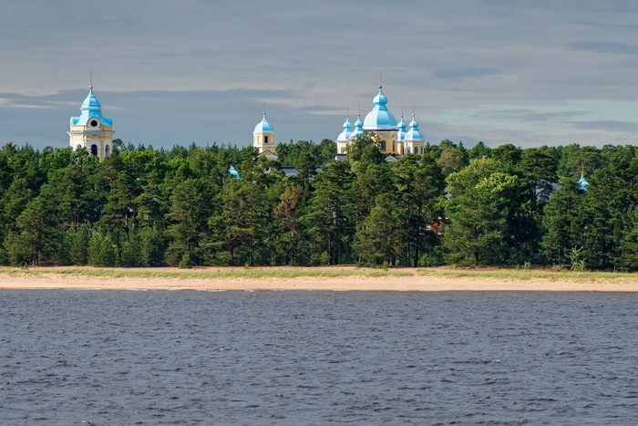 Остров Коневец. Коневский Рождество-Богородичный монастырь (<a href="https://pikabu.ru/story/ladozhskoe_ozero_11958633?u=https%3A%2F%2Fcommons.wikimedia.org%2Fwiki%2FFile%3ALake_Ladoga._Island_Konevets._Konevsky_Monastery_P7160015_2200.jpg&t=%D0%BF%D0%BE%D0%BB%D0%BD%D0%BE%D1%80%D0%B0%D0%B7%D0%BC%D0%B5%D1%80&h=254037e3fde47b40df7ded50ff732a69d098aefb" title="https://commons.wikimedia.org/wiki/File:Lake_Ladoga._Island_Konevets._Konevsky_Monastery_P7160015_22..." target="_blank" rel="nofollow noopener">полноразмер</a>)