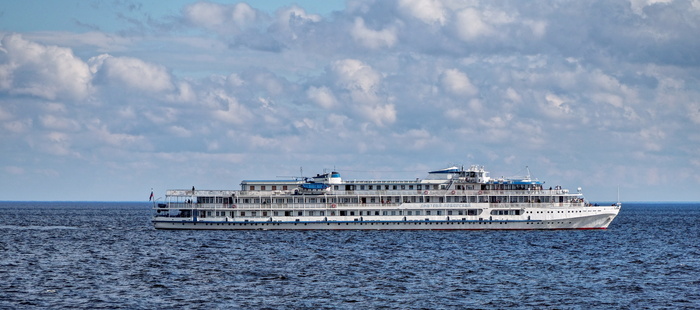 Теплоход "Дмитрий Пожарский" (<a href="https://pikabu.ru/story/ladozhskoe_ozero_11958633?u=https%3A%2F%2Fcommons.wikimedia.org%2Fwiki%2FFile%3ALake_Ladoga._Cruise_ship_%2522Dmitriy_Pozharskiy%2522_P7160031_2040.jpg&t=%D0%BF%D0%BE%D0%BB%D0%BD%D0%BE%D1%80%D0%B0%D0%B7%D0%BC%D0%B5%D1%80&h=b89882404d4900739675a1bd36a1384e99386627" title="https://commons.wikimedia.org/wiki/File:Lake_Ladoga._Cruise_ship_%22Dmitriy_Pozharskiy%22_P7160031_2..." target="_blank" rel="nofollow noopener">полноразмер</a>)