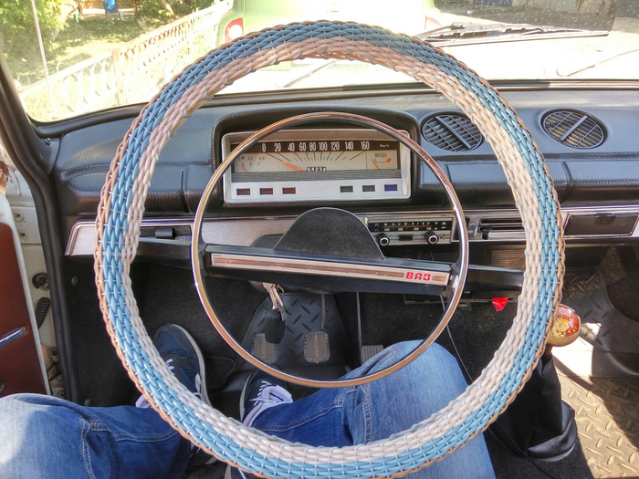 Чуть не забыл про оплетённый проводочками руль!
