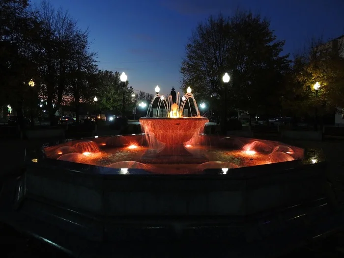 Illuminated fountain in Chernyakhovsk at the end of October - My, Kaliningrad region, Kaliningrad, Chernyakhovsk, City walk, The photo, Monument, sights, Cities of Russia, Sculpture, Local history, Longpost, Fountain