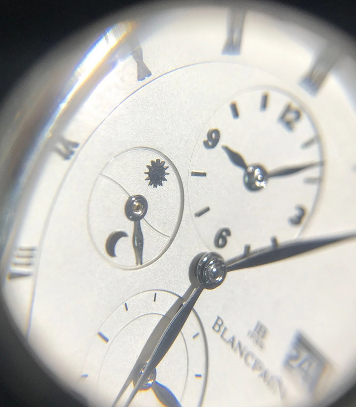 Тут видна 24-часовая индикация и второй часовой пояс, на стрелке появились мелкие царапинки от гуляние по циферблату и контакты о цифры, от полировки владелец отказался, сказав - " я не вижу"