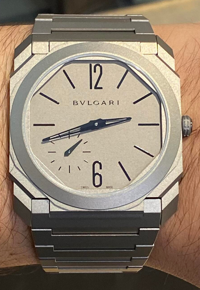 Bulgari Octo Finissimo из титана с титановым циферблатом на ультратонком автоматическом калибре, некогда рекордсмене - BVL 138, запас хода 60 часов. Ценники на такой экземпляр от 11.000 $