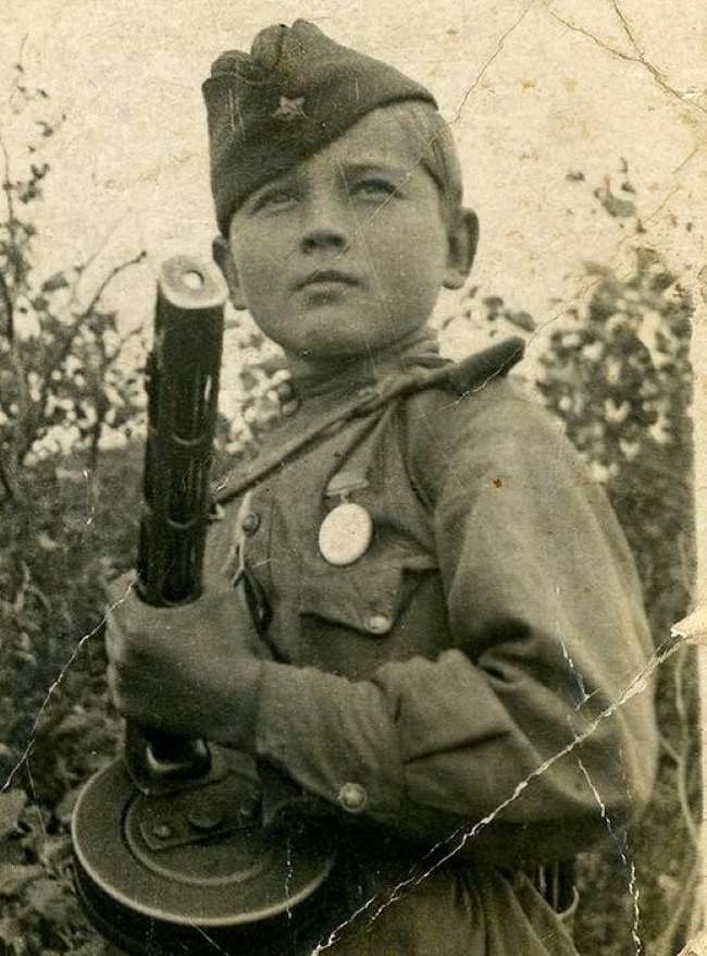 Юра Жданко, сын полка, в 11 лет — досрочно, редчайший случай, принят в Комсомол, комсомольский билет № 17445064 выдан в декабре 1942 г.