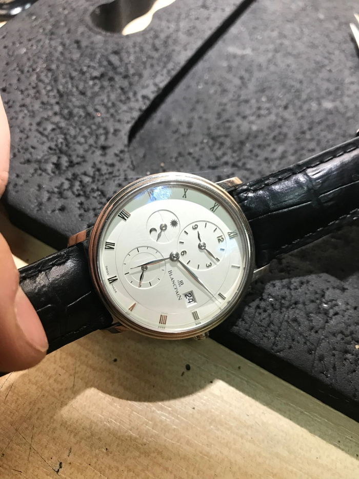 Blancpain Villeret на автоматическом калибре 5L60 с 2 барабанами (запас хода 100 часов) + 2ой часовой пояс + 24 часовая индикация + дата и ротор из 22каратного золота, сам корпус из 750 с добавлением палладия (особенность Blancpain) цена от 8.150 $