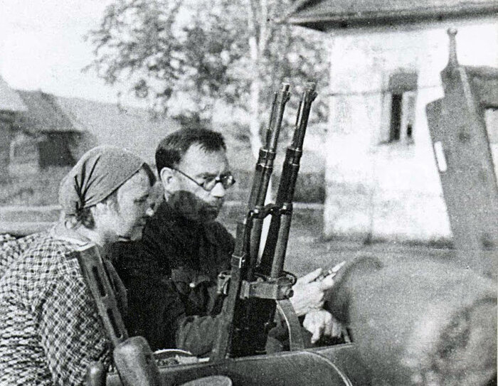 Сразу после пленения, перед отправкой в штаб 18-й армии Вермахта.