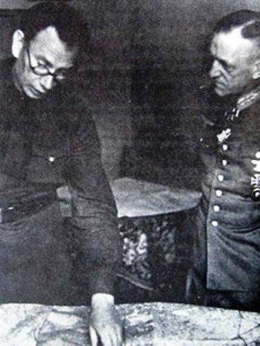 А. А. Власов после пленения на допросе у командующего 18-й армии Вермахта генерала Г. фон Линдемана.