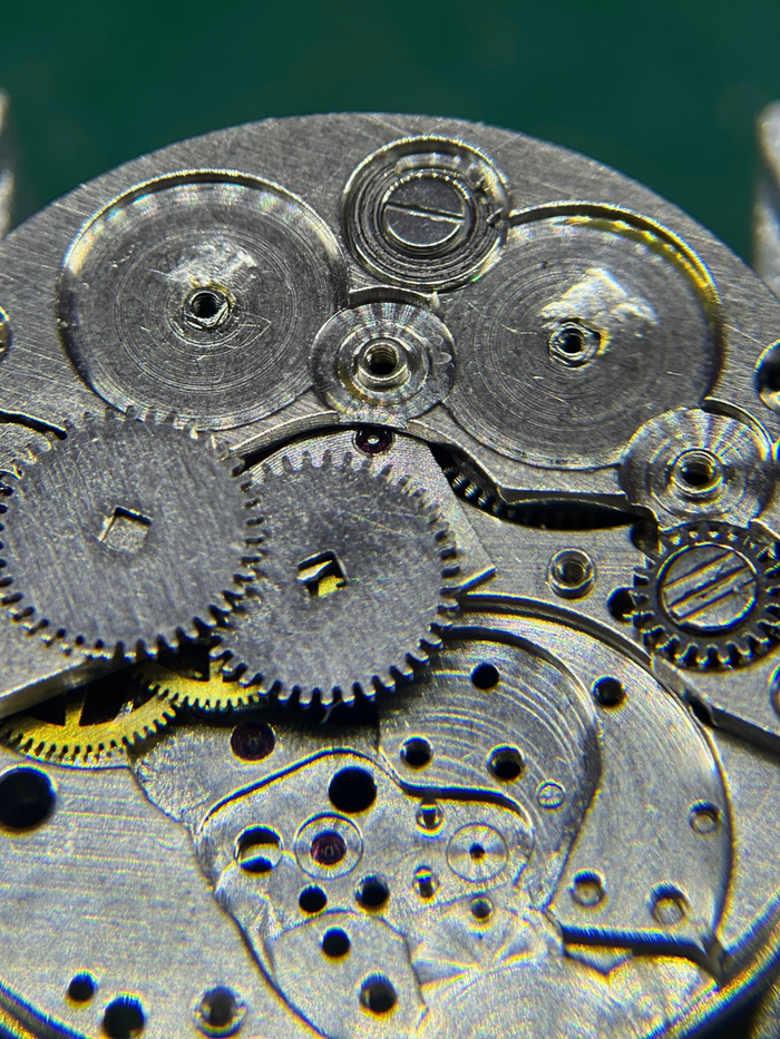 После чистки вылезли следы износа мостов в посадочных местах + потертости в стойках передаточных колес (желтизна это стертое покрытие мостов)