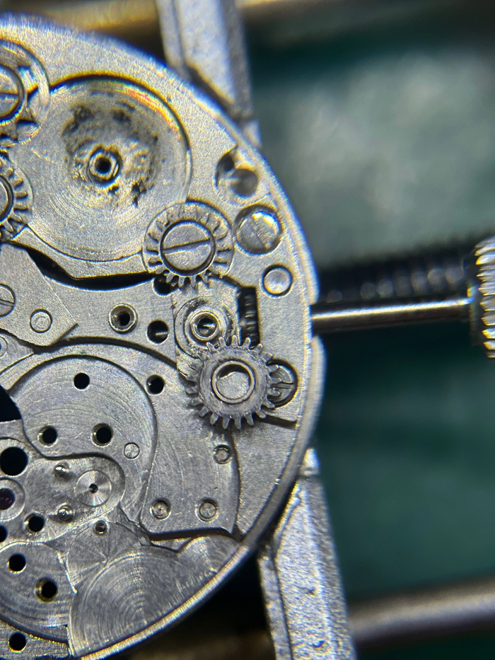 Черные следы старой смазки с частичками микростружки