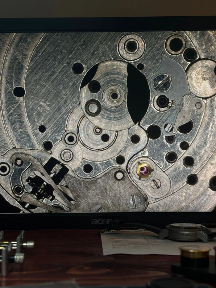 После грубой-механической чистки уже виден результат, старая смазка и следы загрязнения испарились (осели на дне тары)