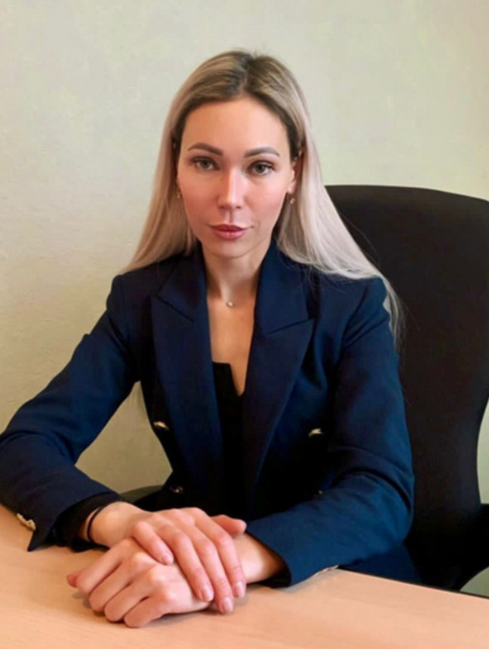 Дина Махиянова на рабочем месте